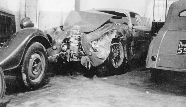 The wreckage of the Ferrari 212 Inter, the impact with a tree clearly visible