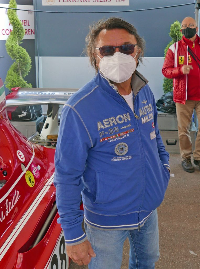 Rene Arnoux prepared for Covid beside the Ferrari the other Ferrari 312P3 of Lauda and equipped with his face mask.