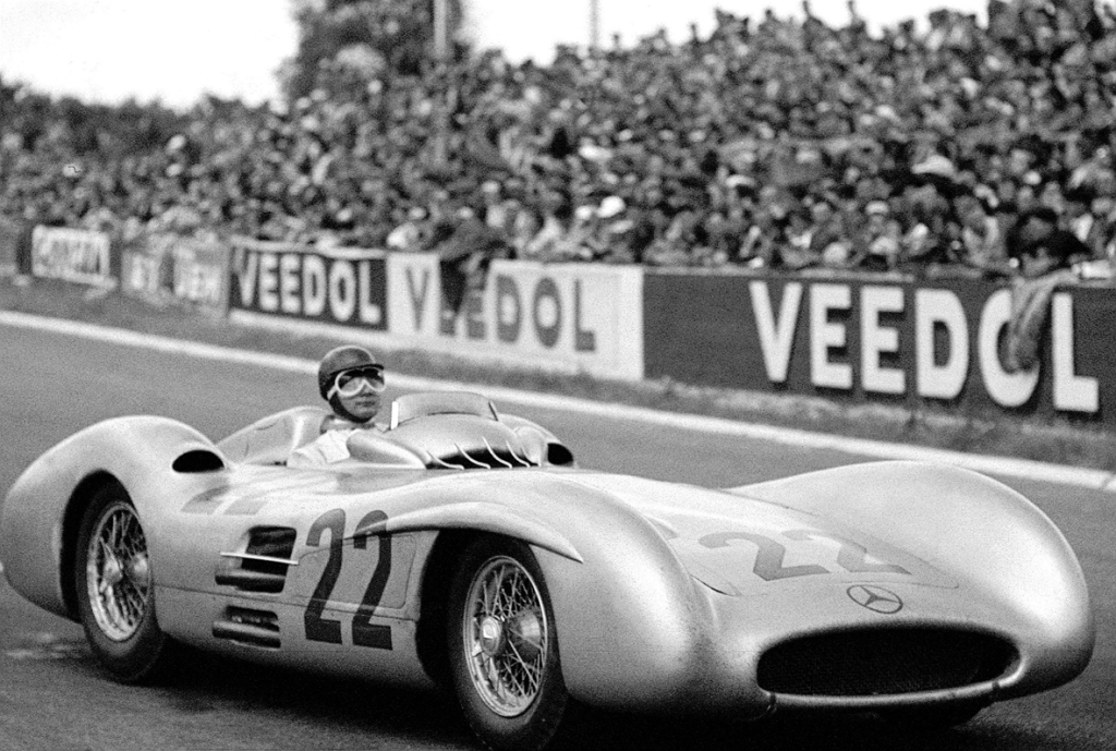 1954, Hans Herrmann at the wheel of the streamlined Mercedes-Benz F1 car in the French Grand Prix ( Herrman archive)